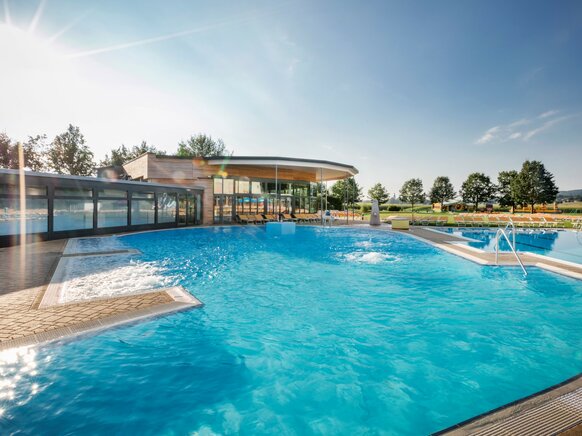 Außenbereich H2O Hotel-Therme-Resort Bad Waltersdorf Pool Landschaft Außenansicht