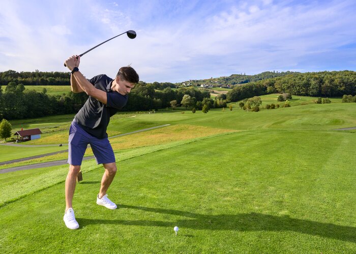 Abschlag beim GC Traminergolf Klöch | © Thermen- & Vulkanland | Pixelmaker
