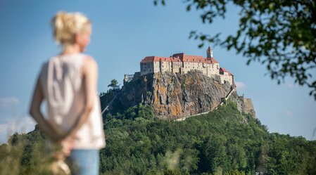 Enjoying the view of Riegersburg Castle | © Thermen- & Vulkanland | Harald Eisenberger