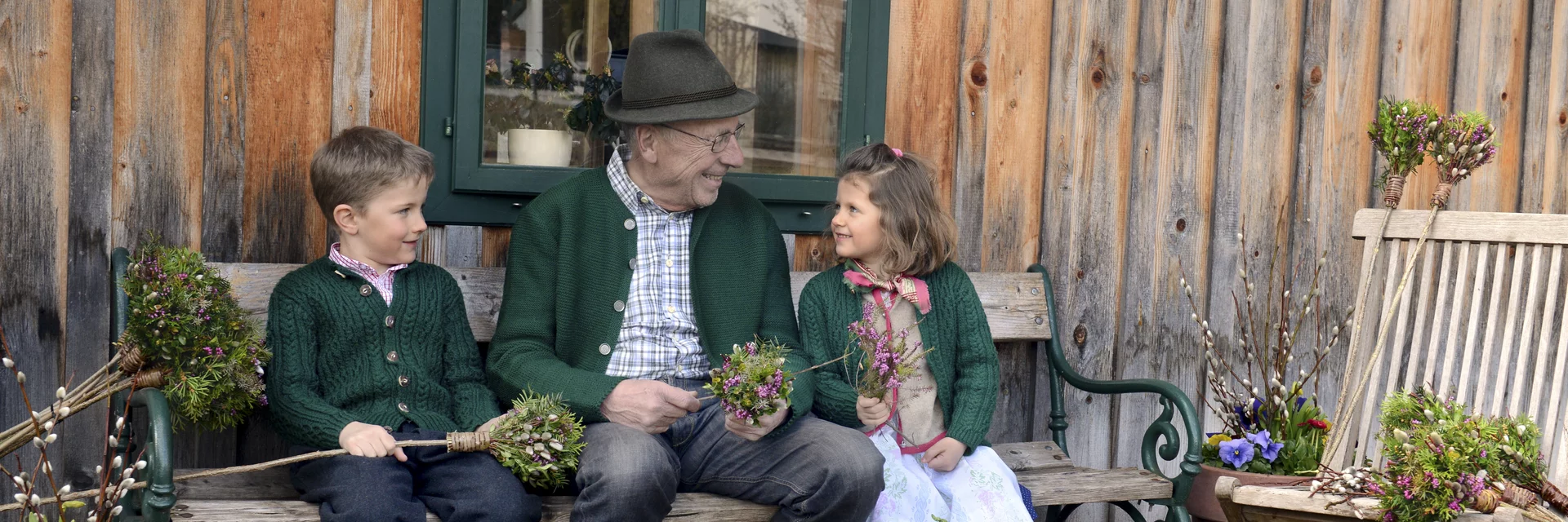 Großvater und Enkelkinder beim Palmbuschenbinden  | © c Steiermark Tourismus / bigshot.at | Erich Hagspiel Großvater und Enkelkinder beim Palmbuschenbinden  | © c Steiermark Tourismus / bigshot.at | Erich Hagspiel
