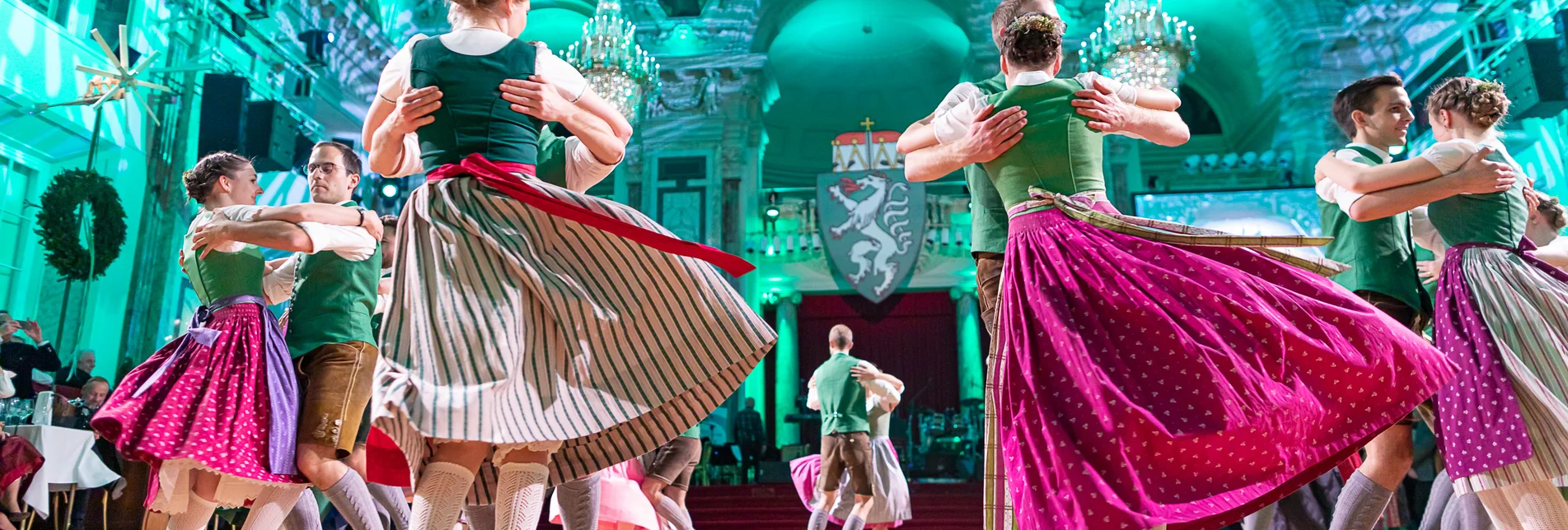Tänzer in Tracht beim Steirerball 2020  Tänzer in Tracht beim Steirerball 2020
