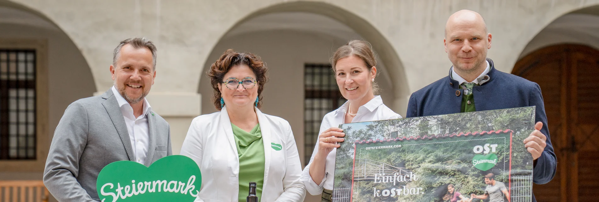4 Personen von links: Michael Feiertag, Julia Fandler, Kathrin Großschedl und Stefan Schindler präsentieren zukunftsorientierte Markenauffrischung in der Oststeiermark