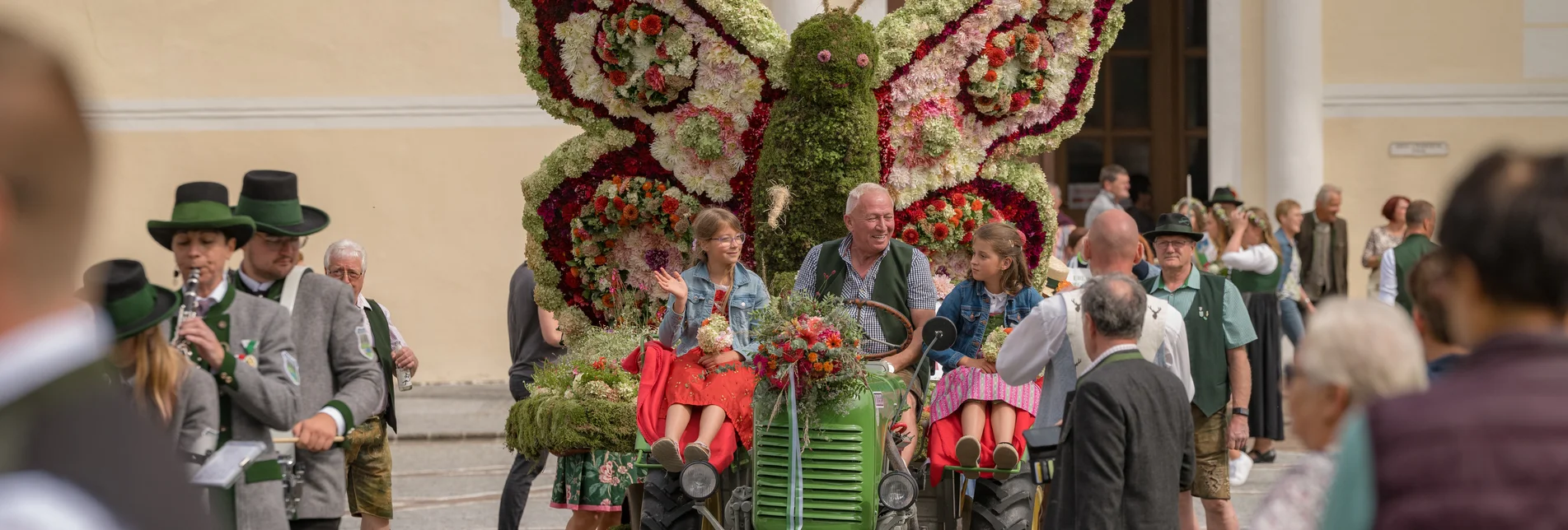 Blumenwagen beim Blumenkorso in Vorau in der Oststeiermark Blumenwagen beim Blumenkorso in Vorau in der Oststeiermark