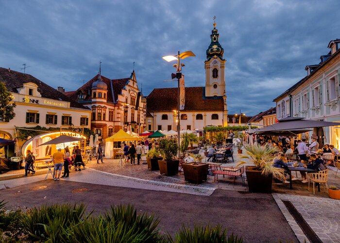 Besucher am Hartberg Hauptplatz am Abend | © TV Oststeiermark | Wolfgang Spekner