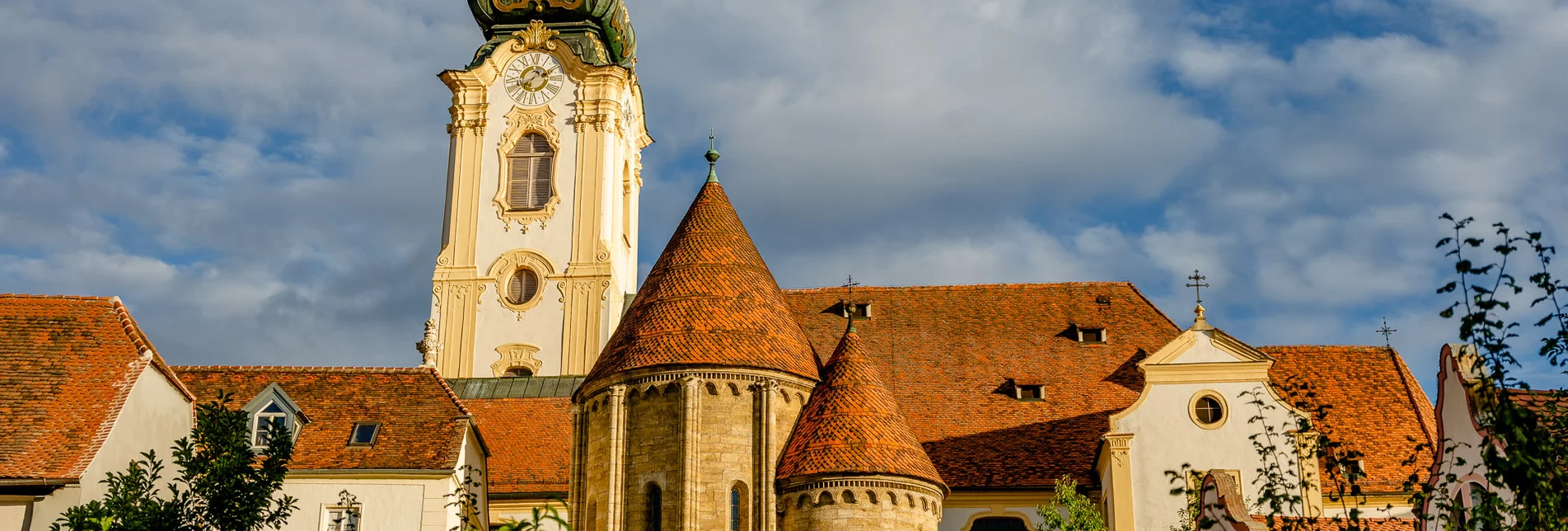 Pfarrkirche und Karner Turm in Hartberg im Sommer | © TV Oststeiermark | Wolfgang Spekner