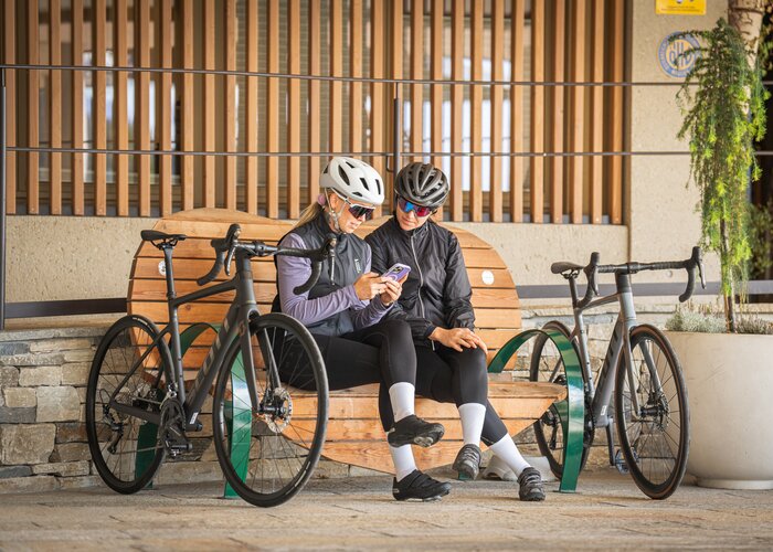 Racing cyclists at the bench in front of Hotel Pierer in Almenland | ©  Oststeiermark Tourismus | Jaden Gynes
