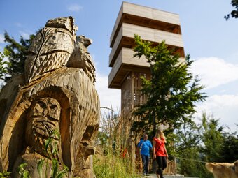 Wanderer mit Hund im Gera Park