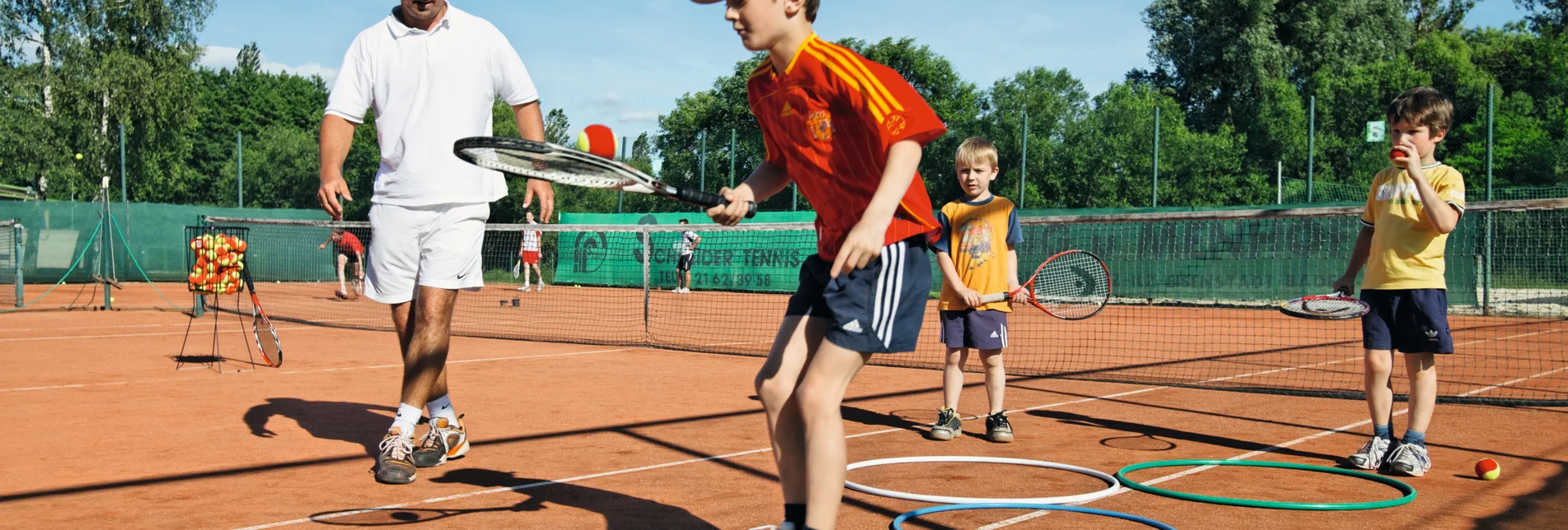 Kinder üben spielerisch am Tennisplatz | © Oststeiermark Tourismus | Bernhard Bergmann