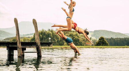 Jump into the water at Passailer Freizeitsee in Eastern Styria | © Oststeiermark Tourismus | Bernhard Bergmann