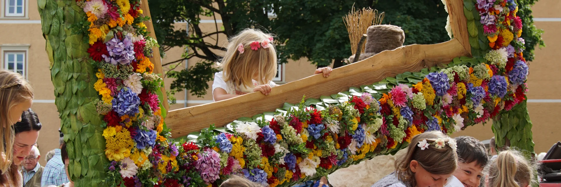 Blumenwägen beim Blumenkorso in Vorau | ©  Oststeiermark Tourismus | Jasmin Perhofer