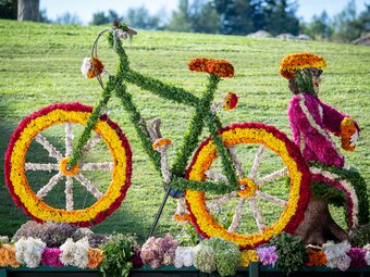 Fahrrad aus Blumen beim Blumenkorso in der Oststeiermark