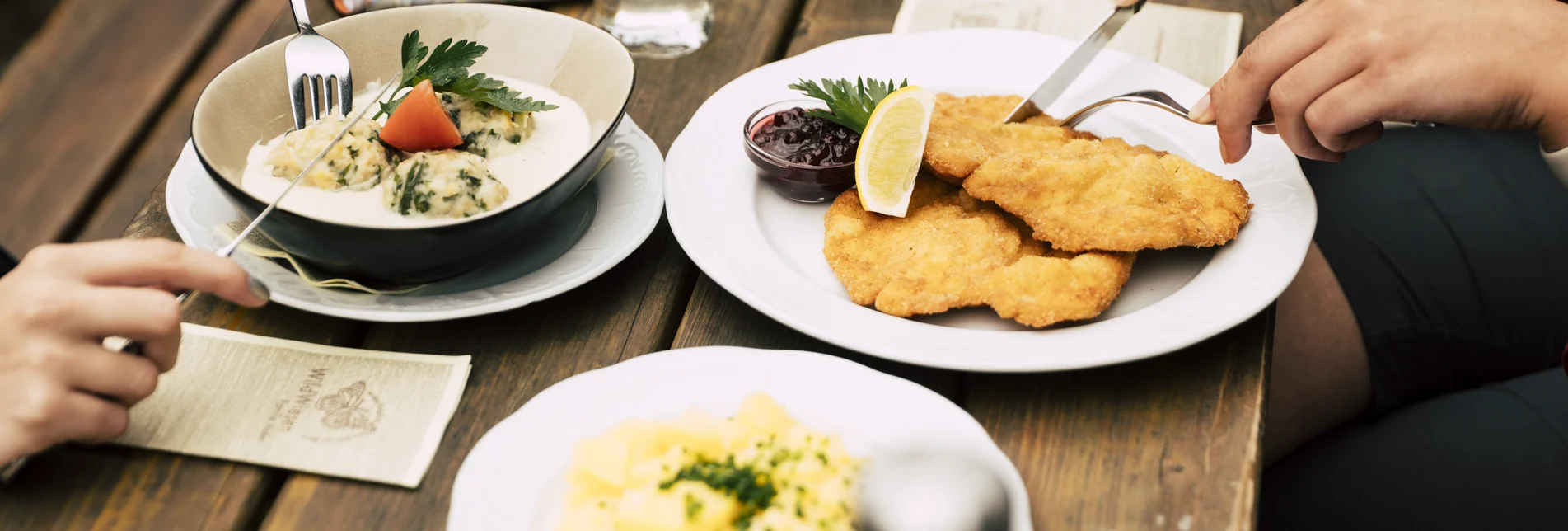 Kulinarik bei der Wildwiesenhütte in der Oststeiermark | ©  Oststeiermark Tourismus |  Bernhard Bergmann