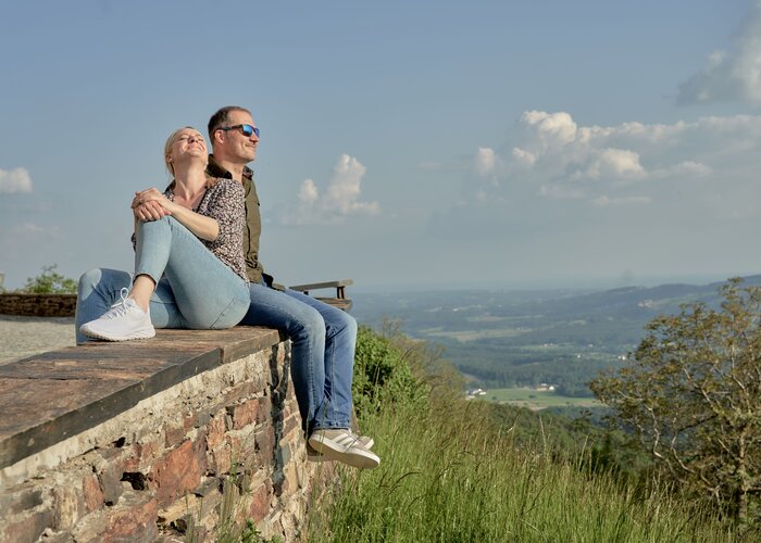 Couple enjoying the view from the Pöllauberg in Eastern Styria | © Oststeiermark Tourismus | Lang-Bichl - RKP