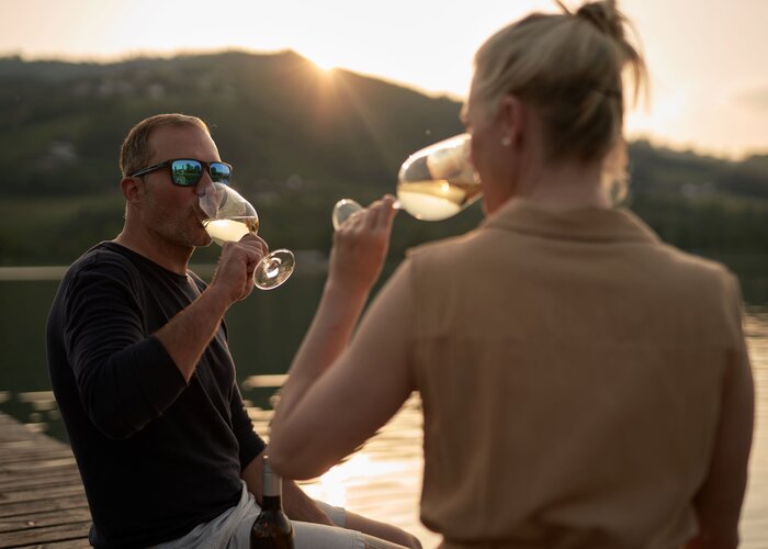 Couple with wine at Stubenbergsee in Eastern Styria | ©  Oststeiermark Tourismus | Markus Lang-Bichl