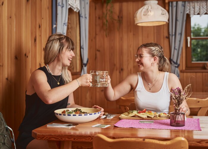 Einkehr in die Rabl-Kreuz Hütte in Waldbach Mönichwald | ©  Oststeiermark Tourismus | Lang-Bichl - RKP