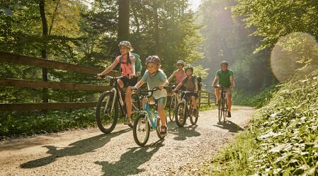 Familie beim Radfahren in der Stubenbergklamm | © Oststeiermark Tourismus | Lang-Bichl - RKP
