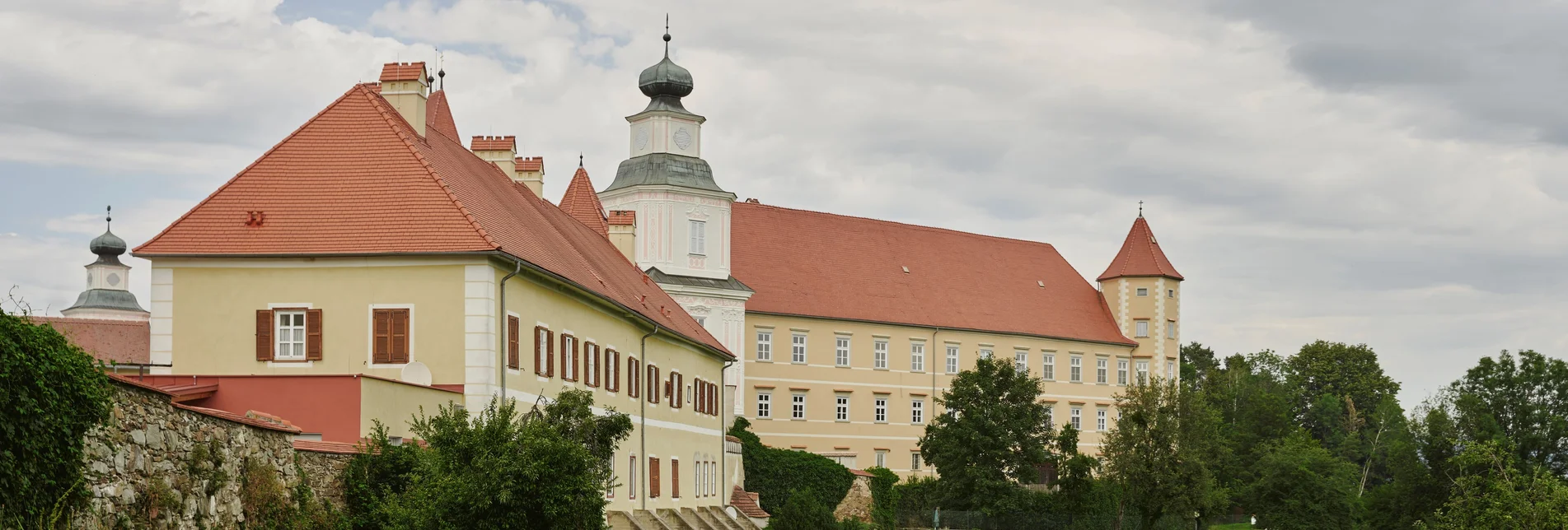 Spazieren beim Augustiner Choherrenstift in Vorau in der Oststeiermark | ©  Oststeiermark Tourismus | Lang-Bichl - RKP