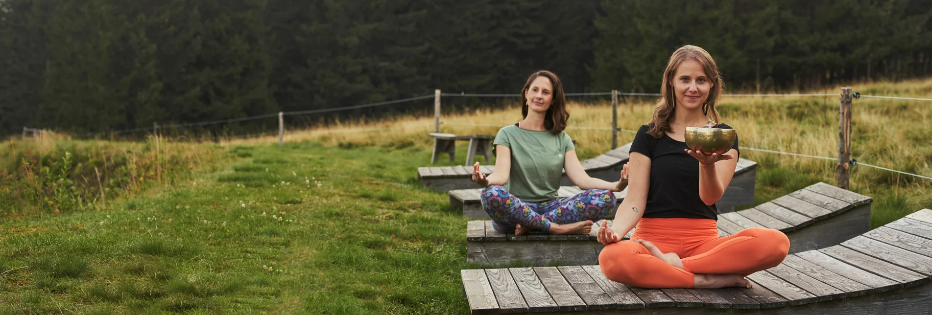 Yoga on a wooden lounger at the Glatzl Trahütten Alm in St. Lorenzen in der Ost | ©  Oststeiermark Tourismus | Markus Lang-Bichl