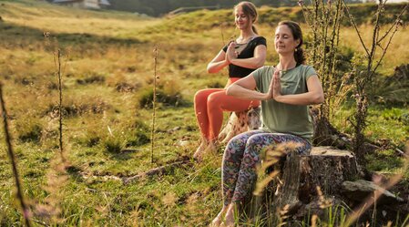 Yoga on a meadow on the Glatzl Trahütten Alm in St. Lorenzen in Eastern Styria | ©  Oststeiermark Tourismus | Markus Lang-Bichl