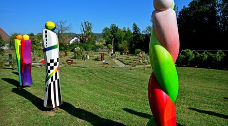 Colorful sculptures in the St. Ruprecht an der Raab art park | © Oststeiermark Tourismus | Christian Strassegger