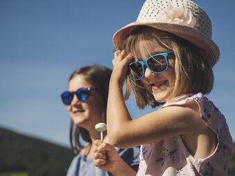 Kinder genießen den Sommerurlaub in der Oststeiermark