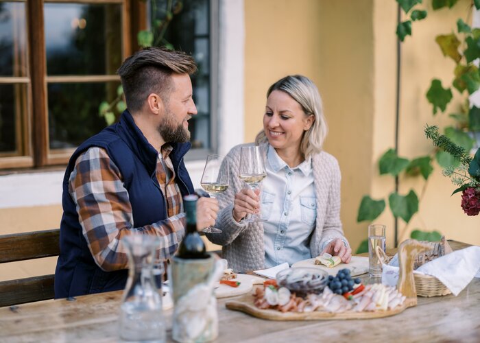 Wine tasting with Buschenschankjause in Eastern Styria | © TV Oststeiermark | die mosbachers