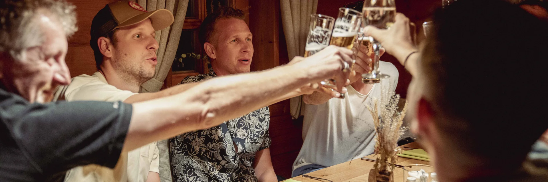 Gemeinsames Zusammenkommen beim Buchberger im Naturpark Pöllauer Tal | ©  Oststeiermark Tourismus | HARTJE KG Gemeinsames Zusammenkommen beim Buchberger im Naturpark Pöllauer Tal | ©  Oststeiermark Tourismus | HARTJE KG