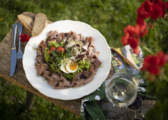 Beef salad at the Buschenschank in Eastern Styria | © TV Oststeiermark | Bernhard Bergmann