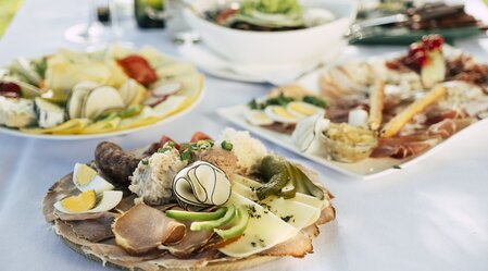 Brettljause und Schmankerlteller | © TV Oststeiermark | Bernhard Bergmann | © Oststeiermark Tourismus, Bernhard Bergmann Brettljause und Schmankerlteller | © TV Oststeiermark | Bernhard Bergmann | © Oststeiermark Tourismus, Bernhard Bergmann