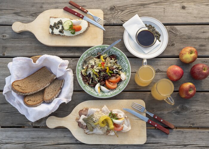 Snack at the Bratlalm in Eastern Styria | Bernhard Bergmann | © Oststeiermark Tourismus, Bernhard Bergmann