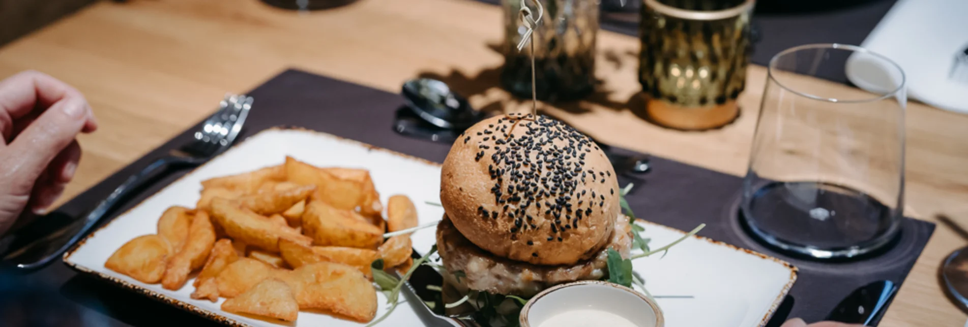 Burger mit Pommes von Der Schrenk im Naturpark Almenland in der Oststeiermark | © Der Schrenk | Innotum