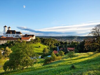Panoramablick auf Weiz und Basilika in der Oststeiermark
