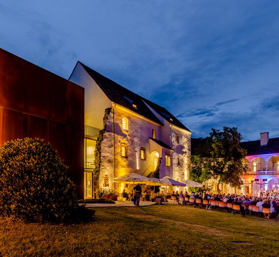 Impressive evening backdrop at the Schlosshofserenade in Hartberg | ©  Oststeiermark Tourismus | Wolfgang Spekner