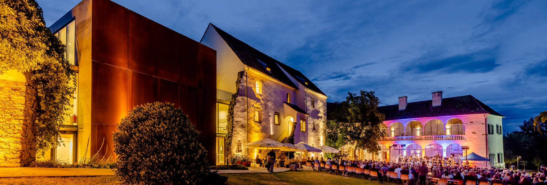 Impressive evening backdrop at the Schlosshofserenade in Hartberg | ©  Oststeiermark Tourismus | Wolfgang Spekner