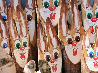 Bunte Holzosterhasen beim Osterhasenkirtag in Fischbach in der Oststeiermark