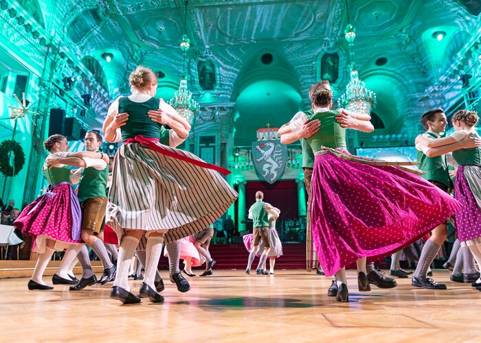 Folk dance at the Steirerball in Wein | ©  Oststeiermark Tourismus | Schedl