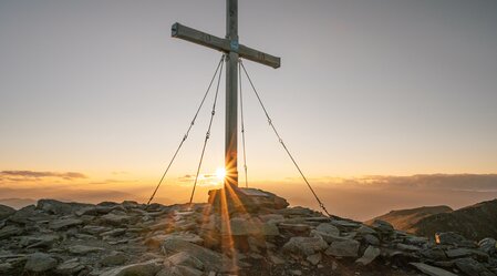 Gipfelkreuz Zirbitzkogel Sonnenuntergang | © TVB Murau |  René Hochegger