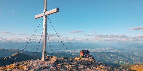 Schutzhaus und Gipfelkreuz am Zirbitzkogel