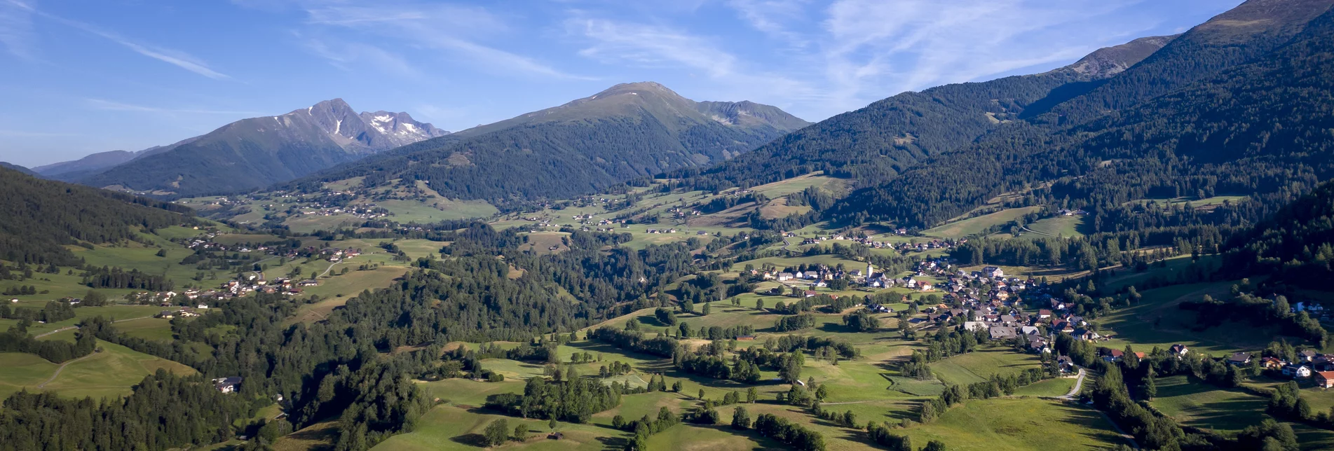 Blick auf Krakau und Umgebung mit Bergen im Hintergrund