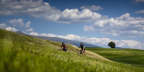 Radtour zu zweit in der Zeutschach mit Zirbitzkogel im Hintergrund
