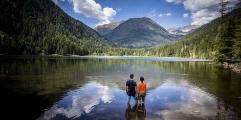 2 Personen stehen im Wasser