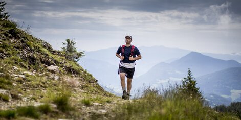 Mann wandert auf Berg