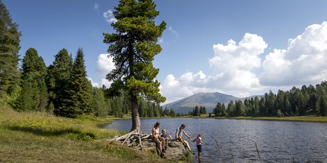 Familie bei einer Erfrischung am Schwarzsee auf der Turrach