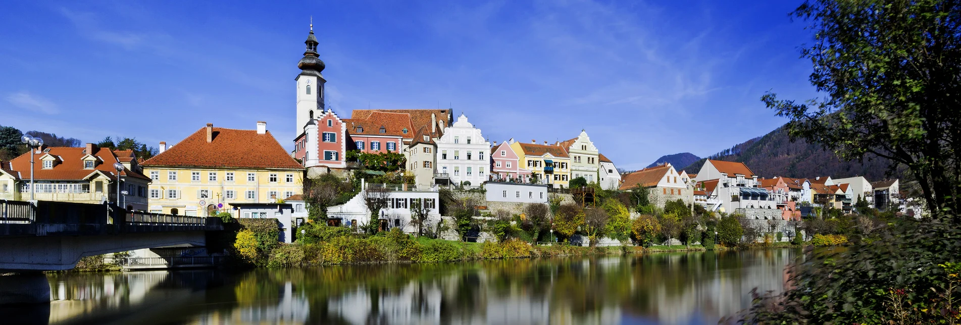 Silhouette von Frohnleiten mit der Mur im Vordergrund