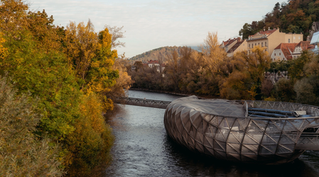 The Murinsel in Graz surrounded by autumn colors | © Graz Region | studio draussen