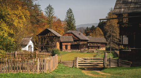 Historic farmhouses at the Open-Air Museum Stübing near Graz | © Bernd Grosseck