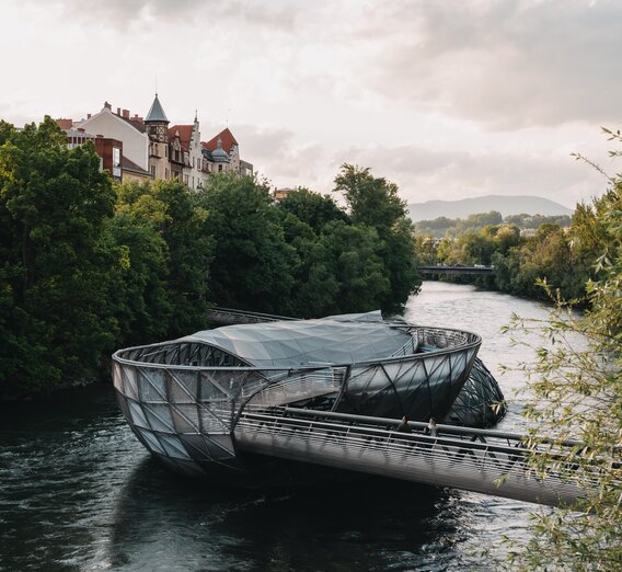 Murinsel bei bewölktem Abendlicht | © TheSlowFolk