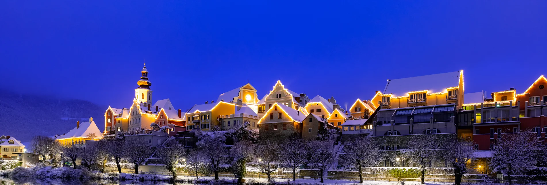 Romantisch beleuchtete Skyline von Frohnleiten