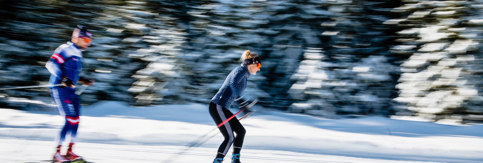 Zwei Langläufer in verschneiter Natur auf der Hebalm
