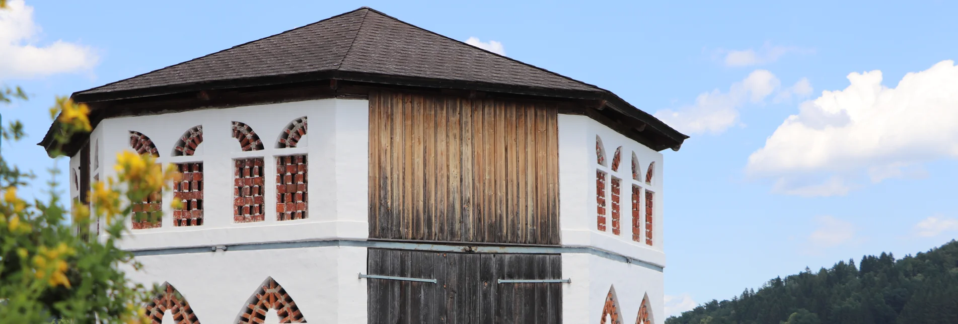 Blick auf das Klingensteiner Achteckstadl in Vasoldsberg